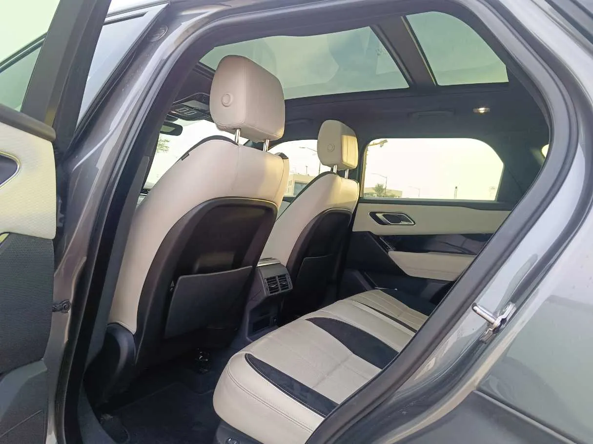 Car image 17