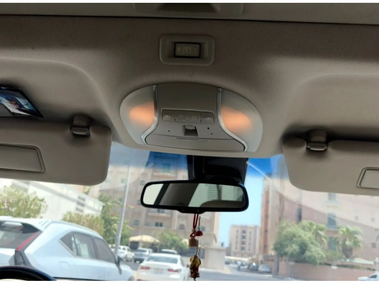 Car image 25