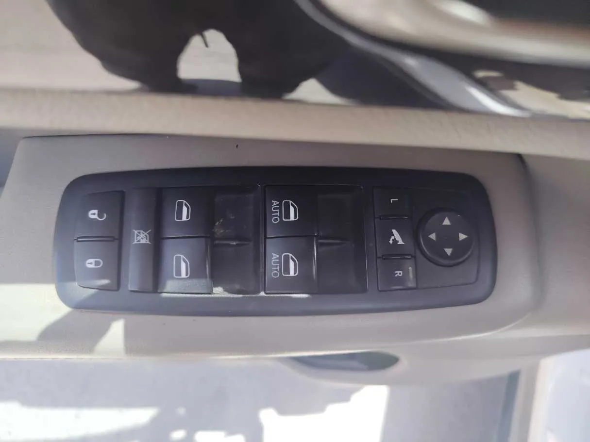 Car image 27