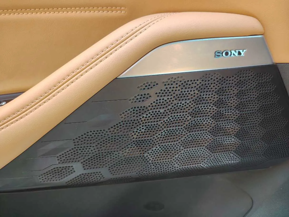 Car image 19