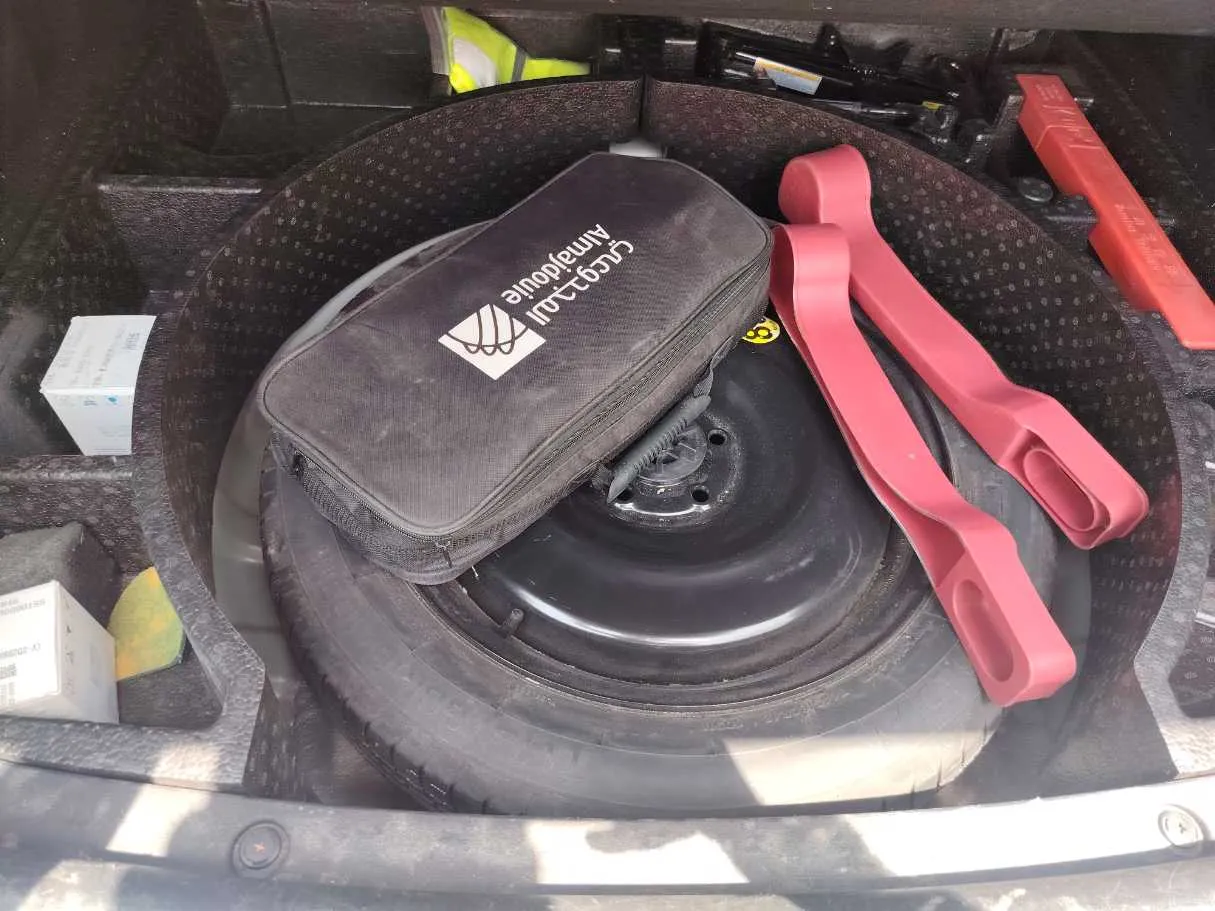 Car image 30