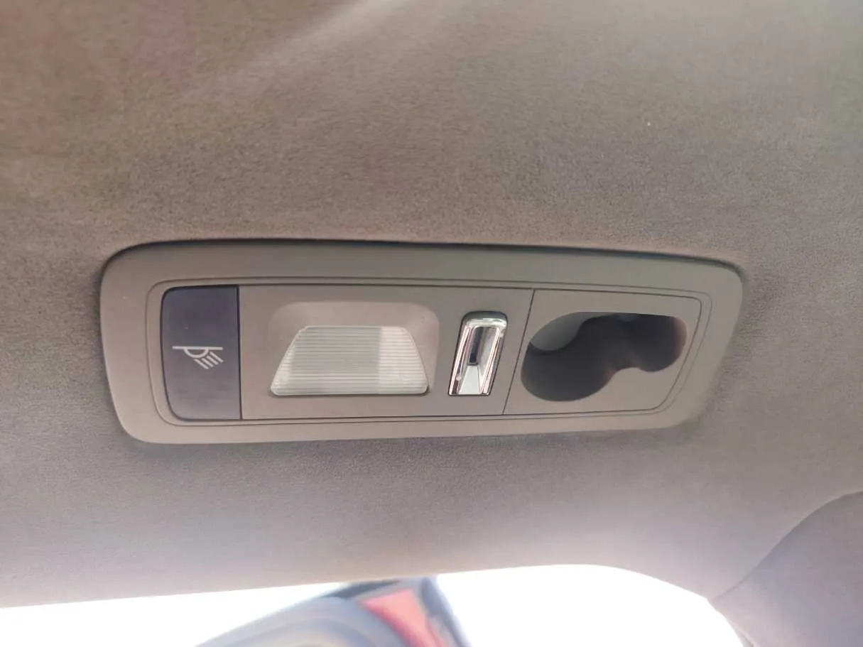 Car image 30