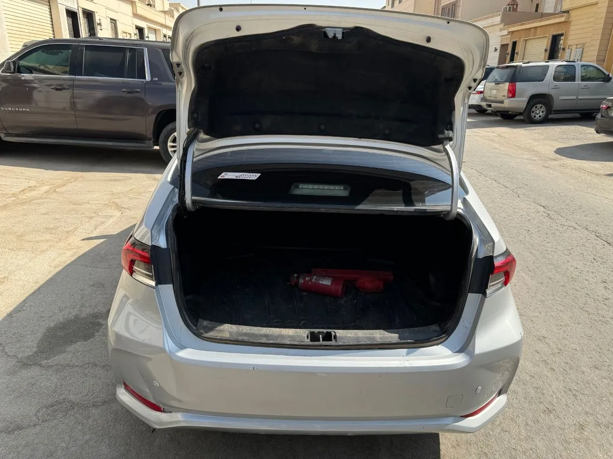 Car image 19