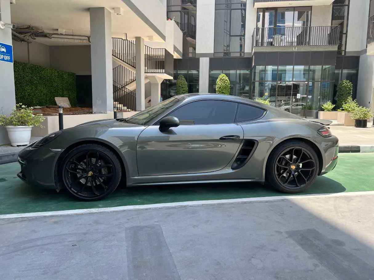 Car image 4