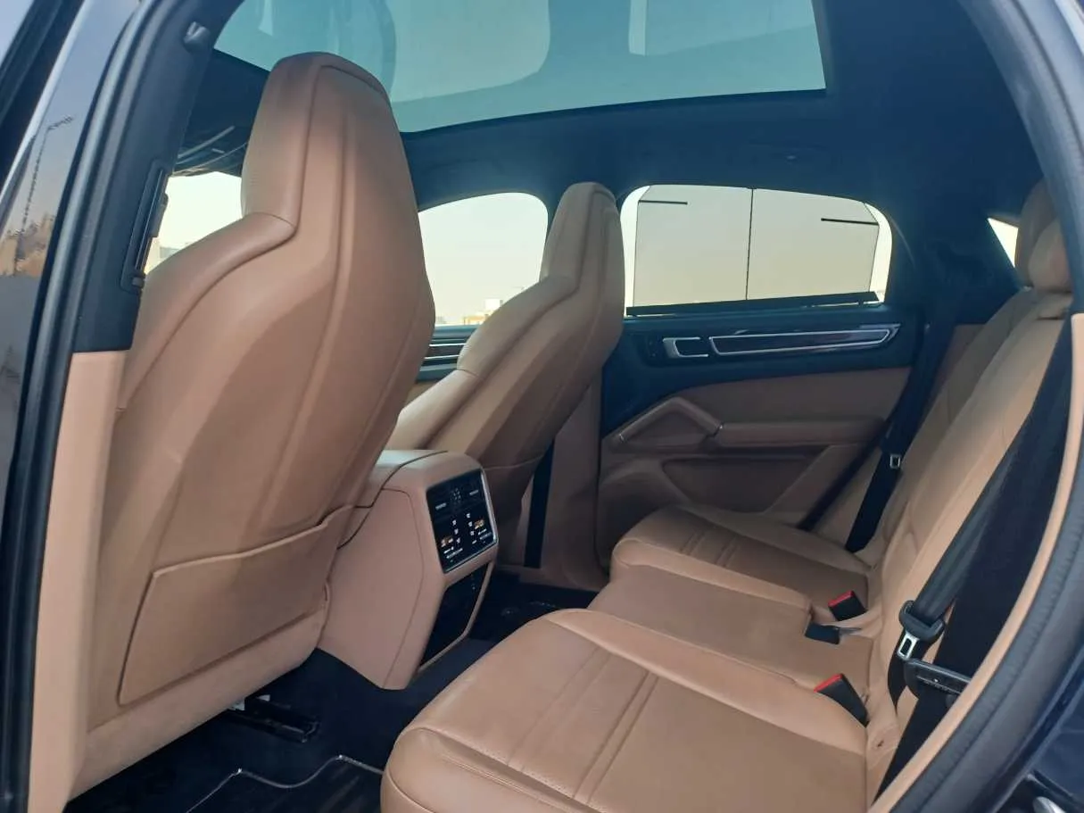 Car image 15