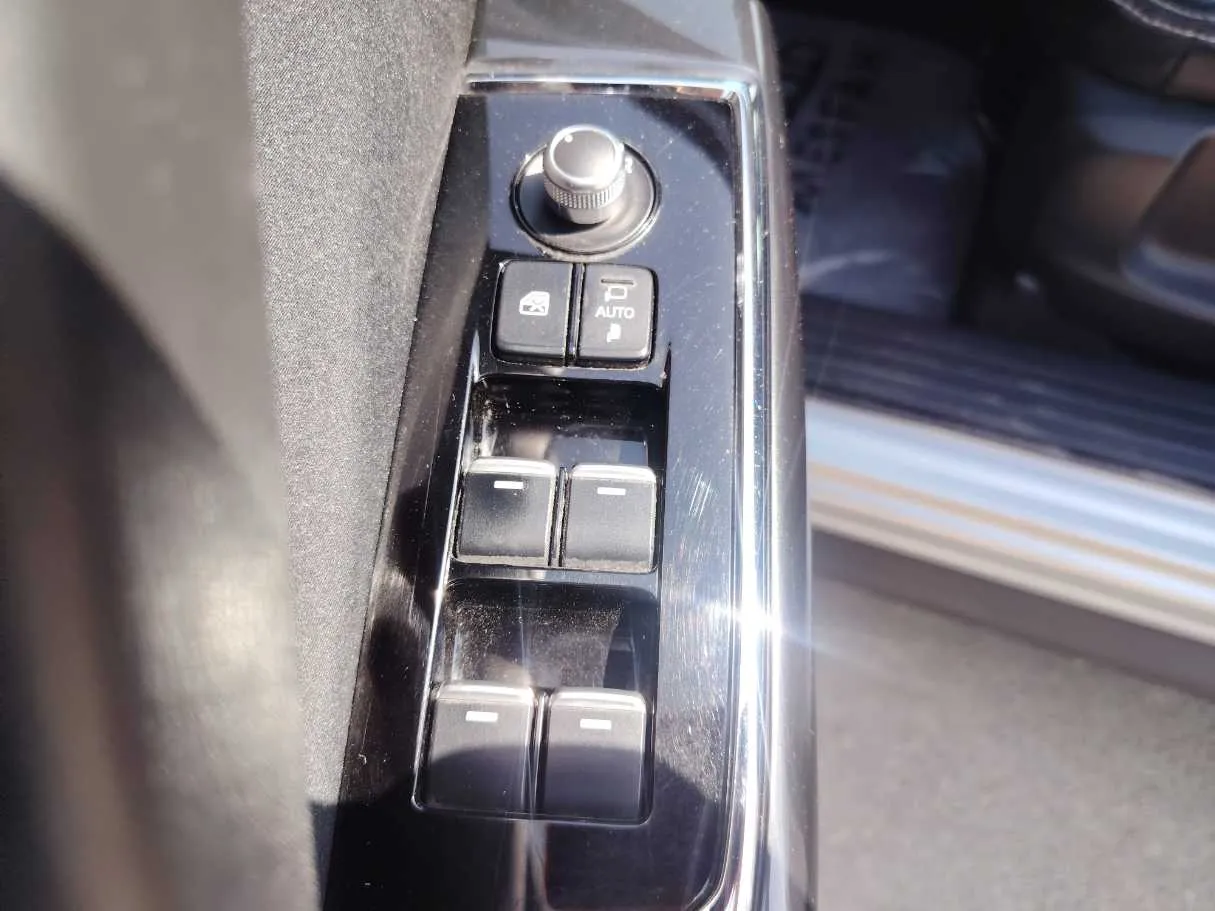 Car image 26