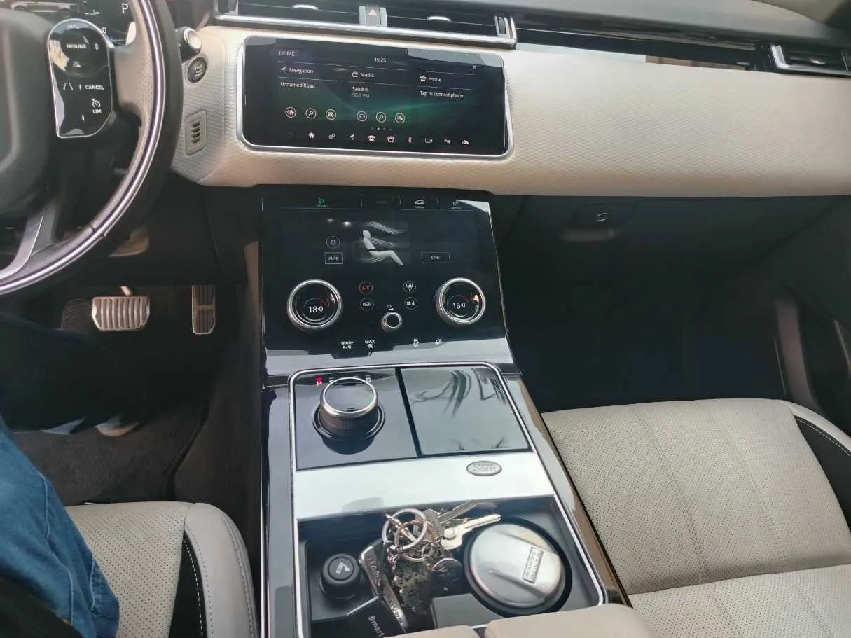 Car image 28