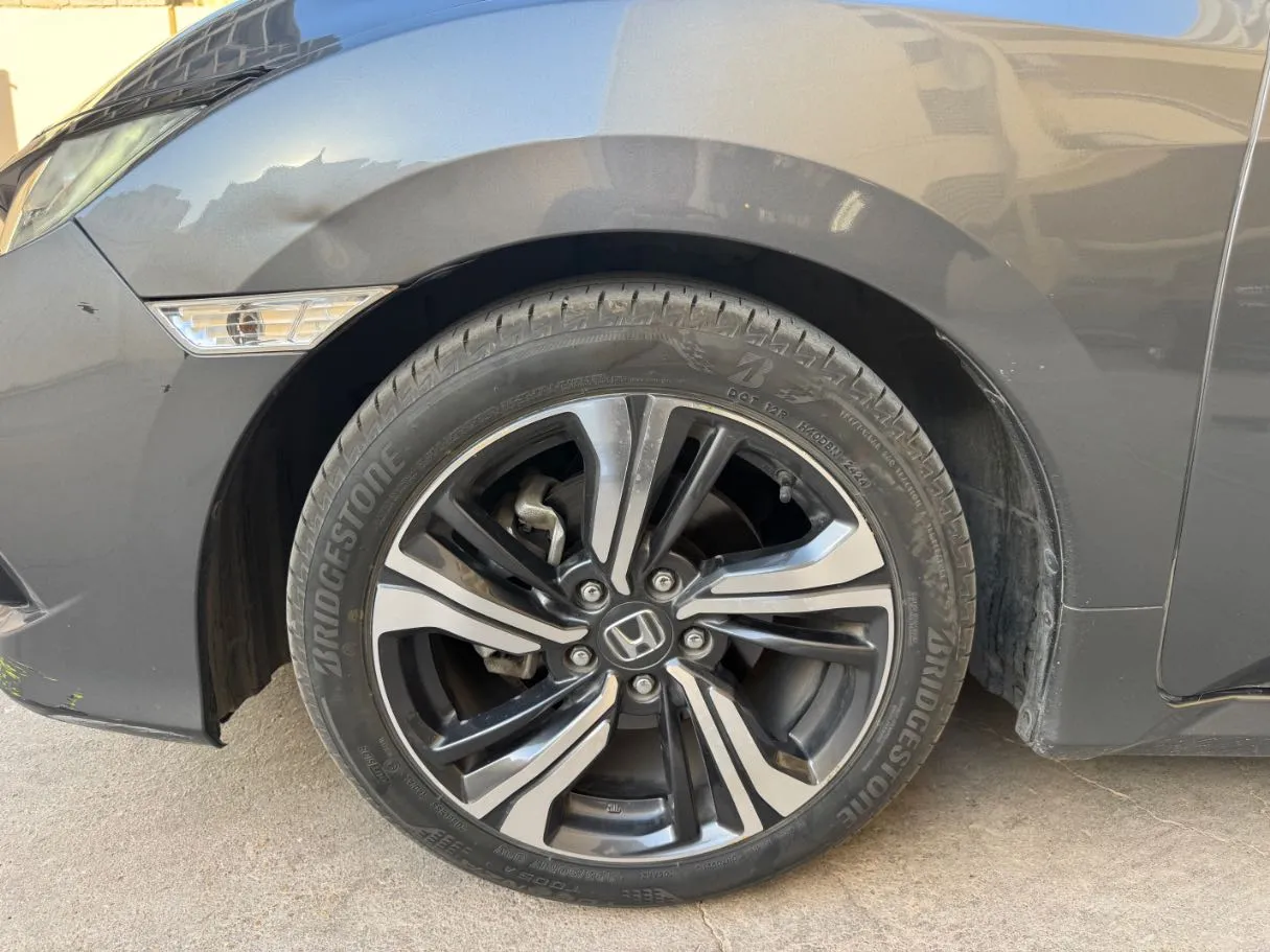 Car image 9