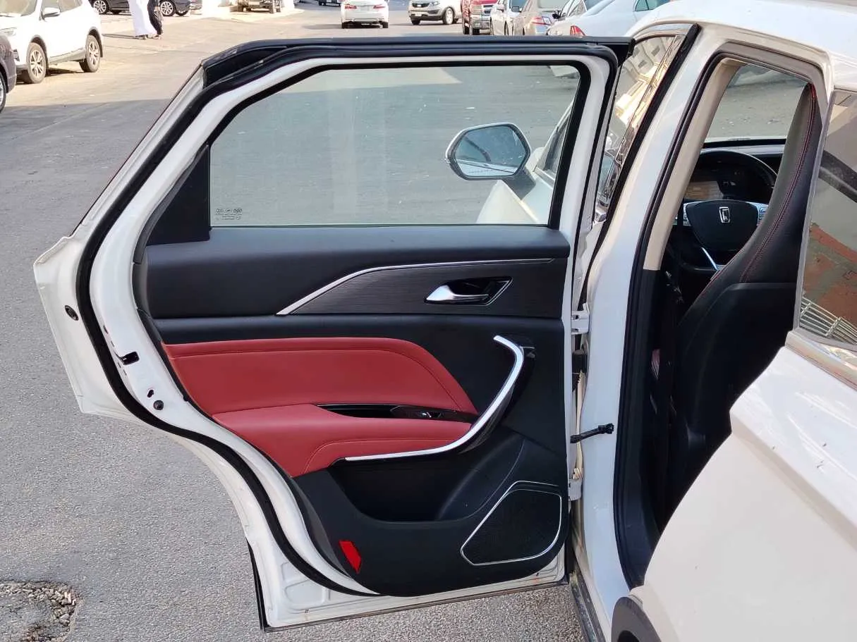 Car image 14