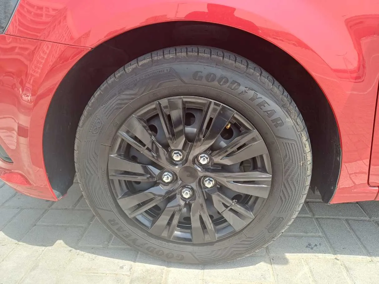 Car image 9
