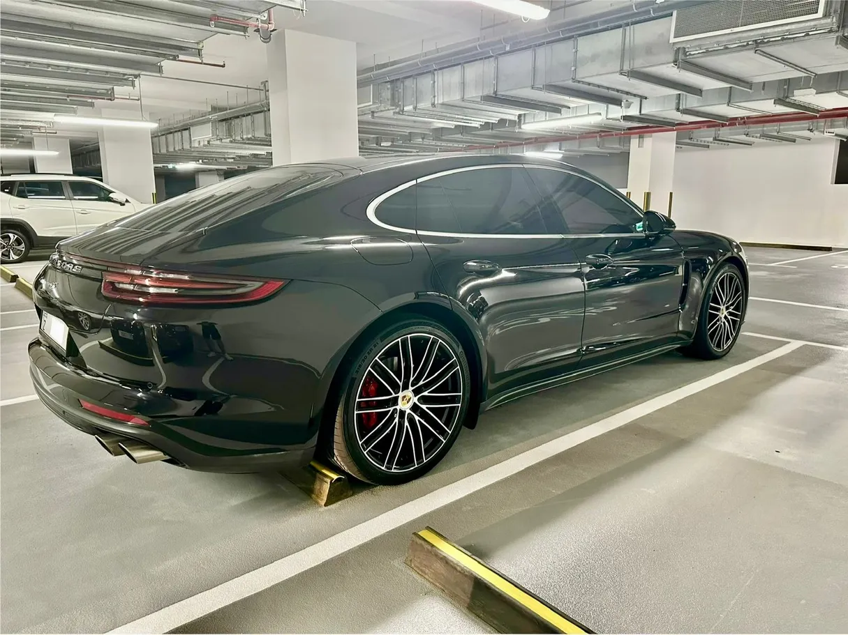 Car image 3