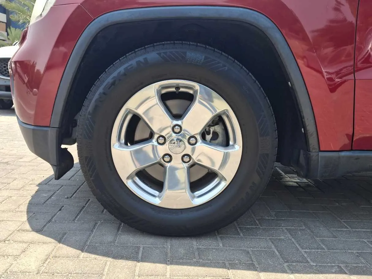 Car image 9