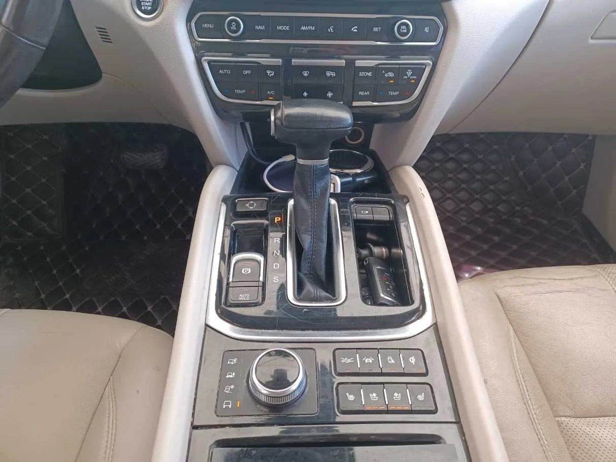 Car image 14