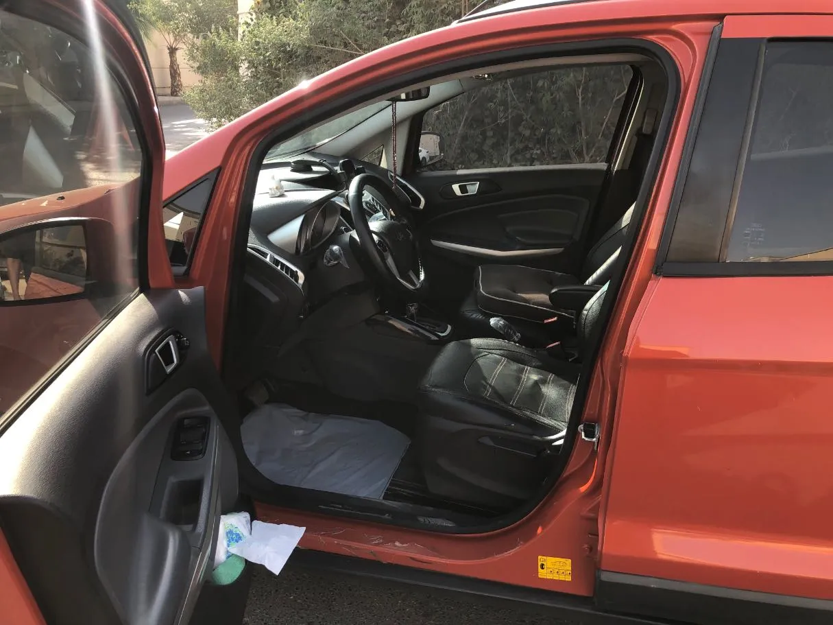 Car image 12