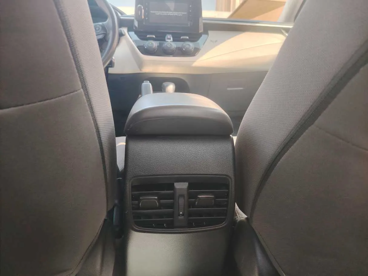 Car image 26