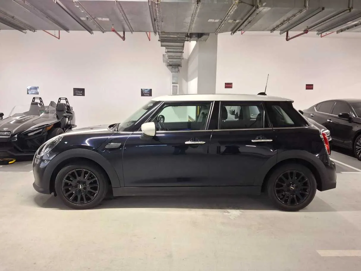 Car image 4