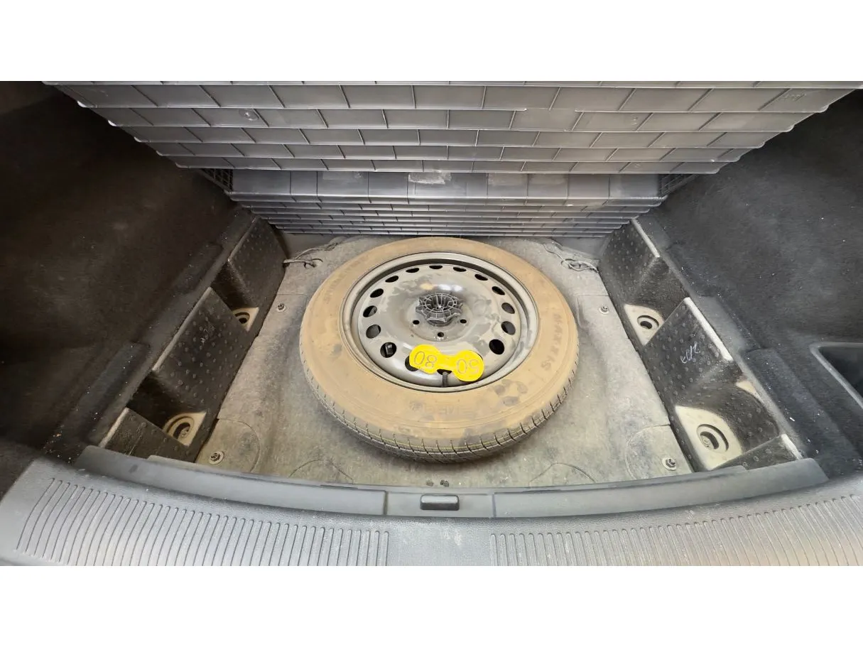 Car image 25