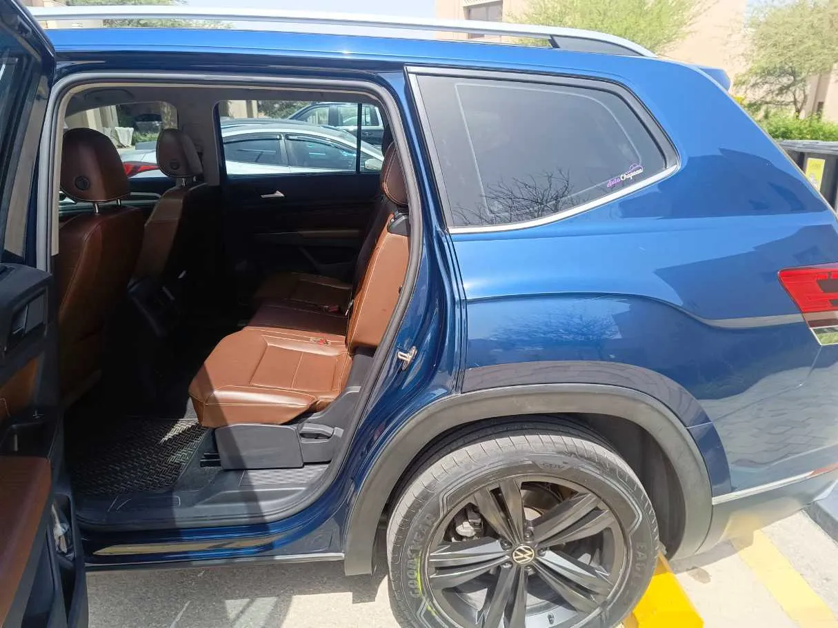 Car image 19