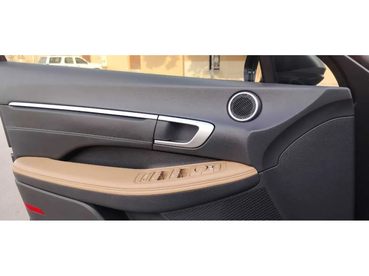 Car image 25