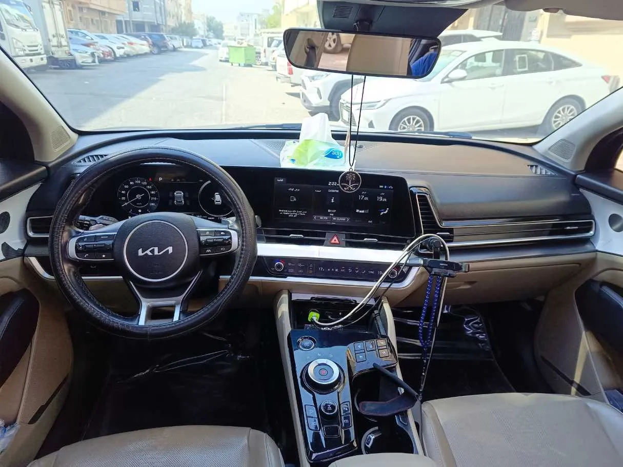 Car image 18