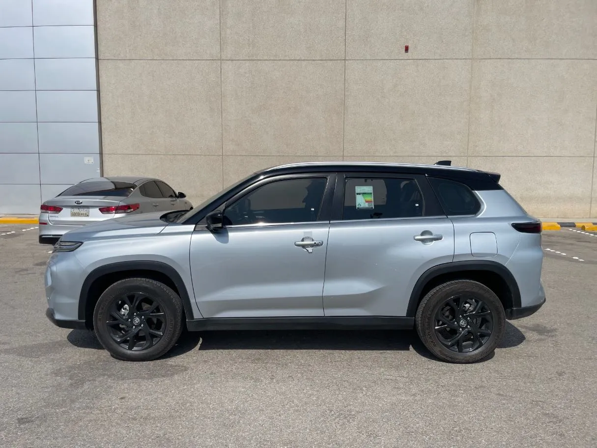 Car image 8