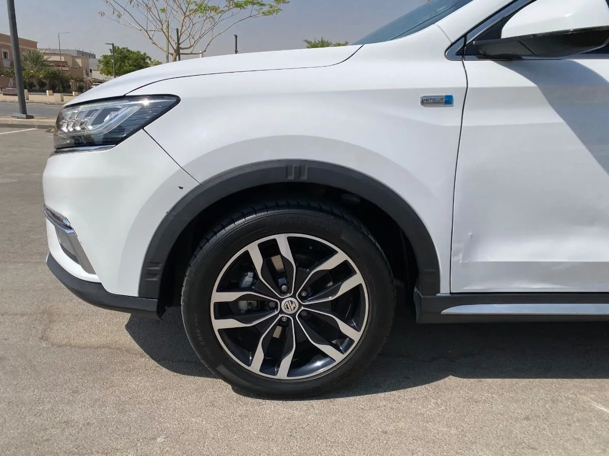 Car image 9