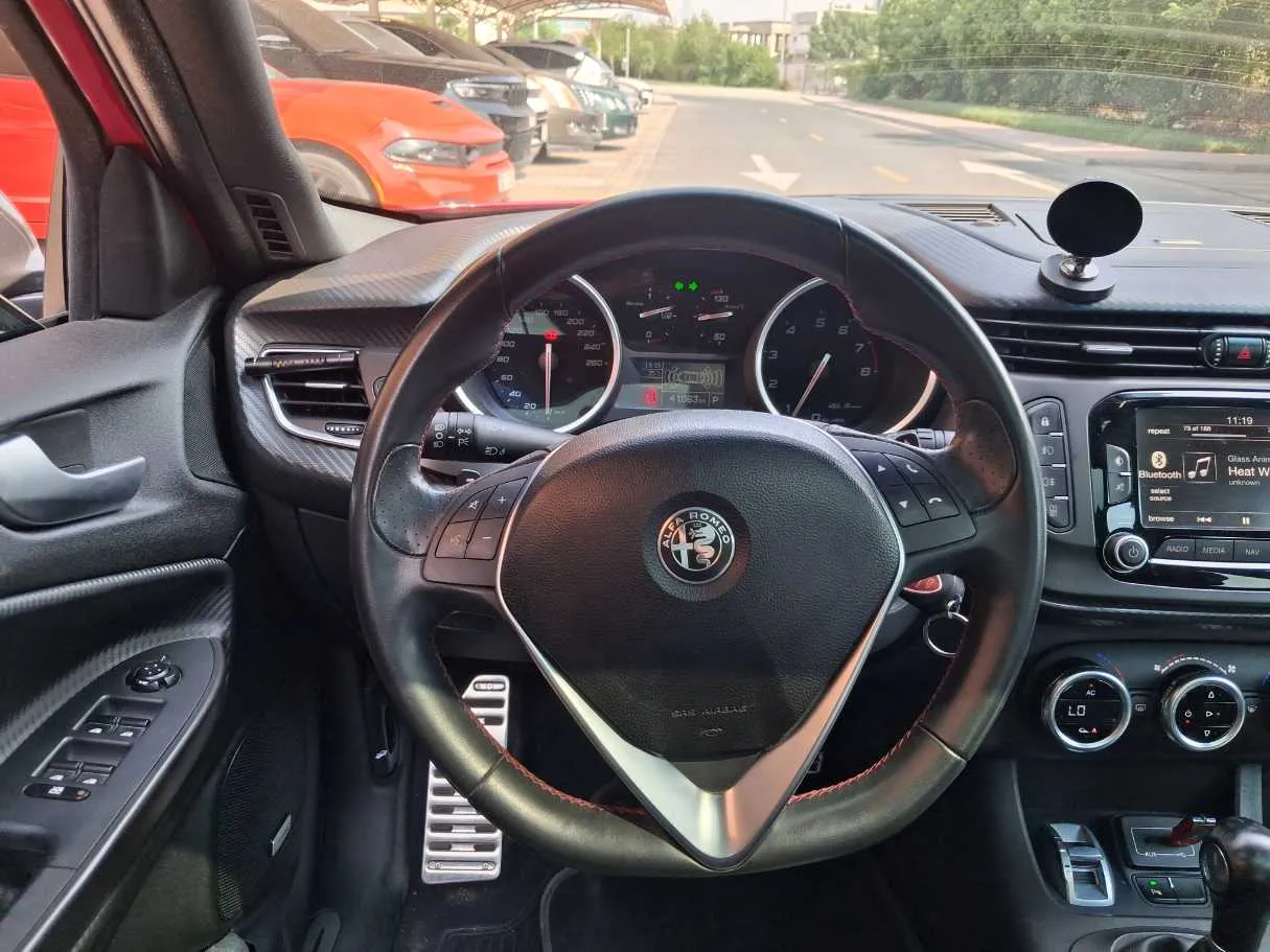 Car image 19