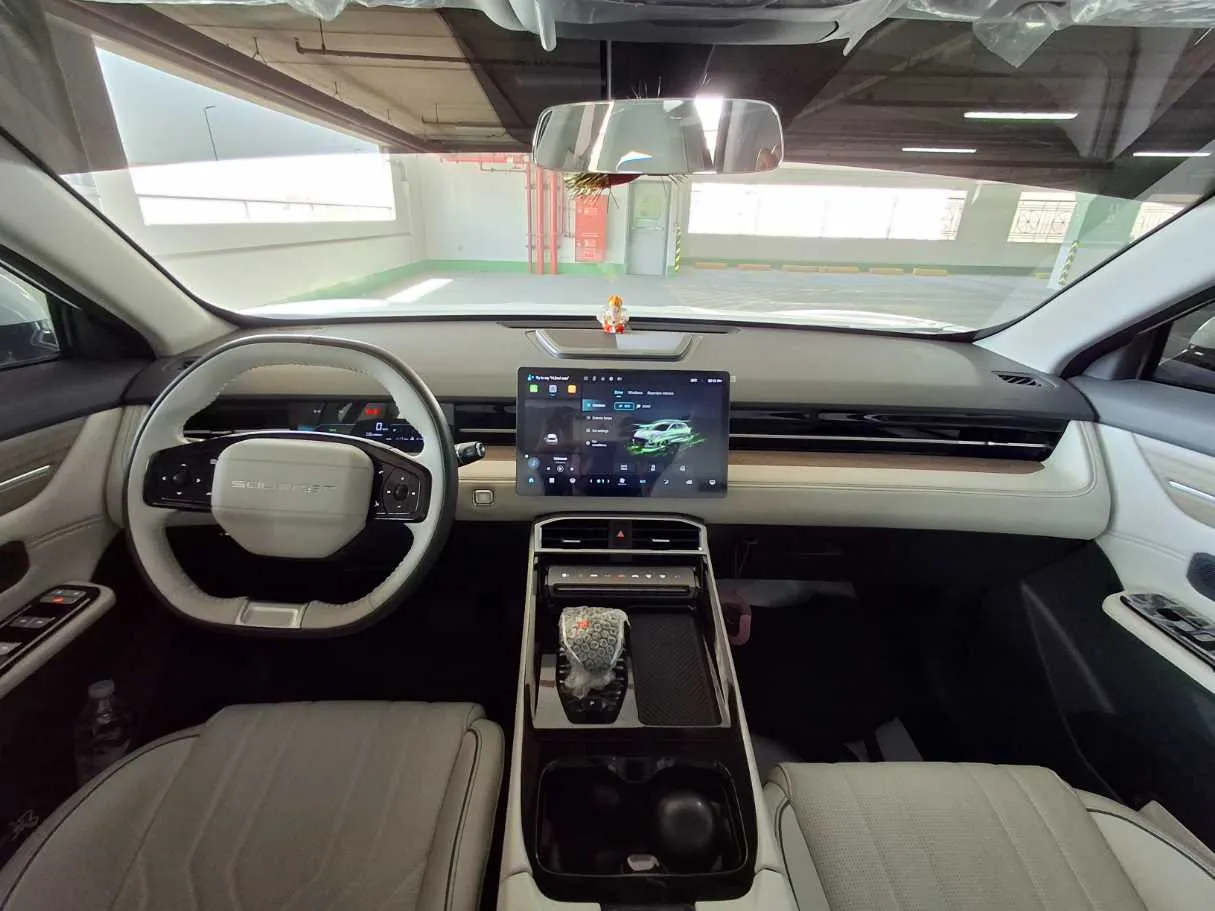 Car image 14
