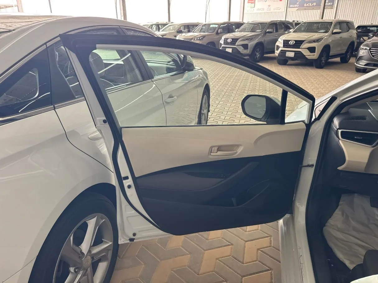 Car image 8