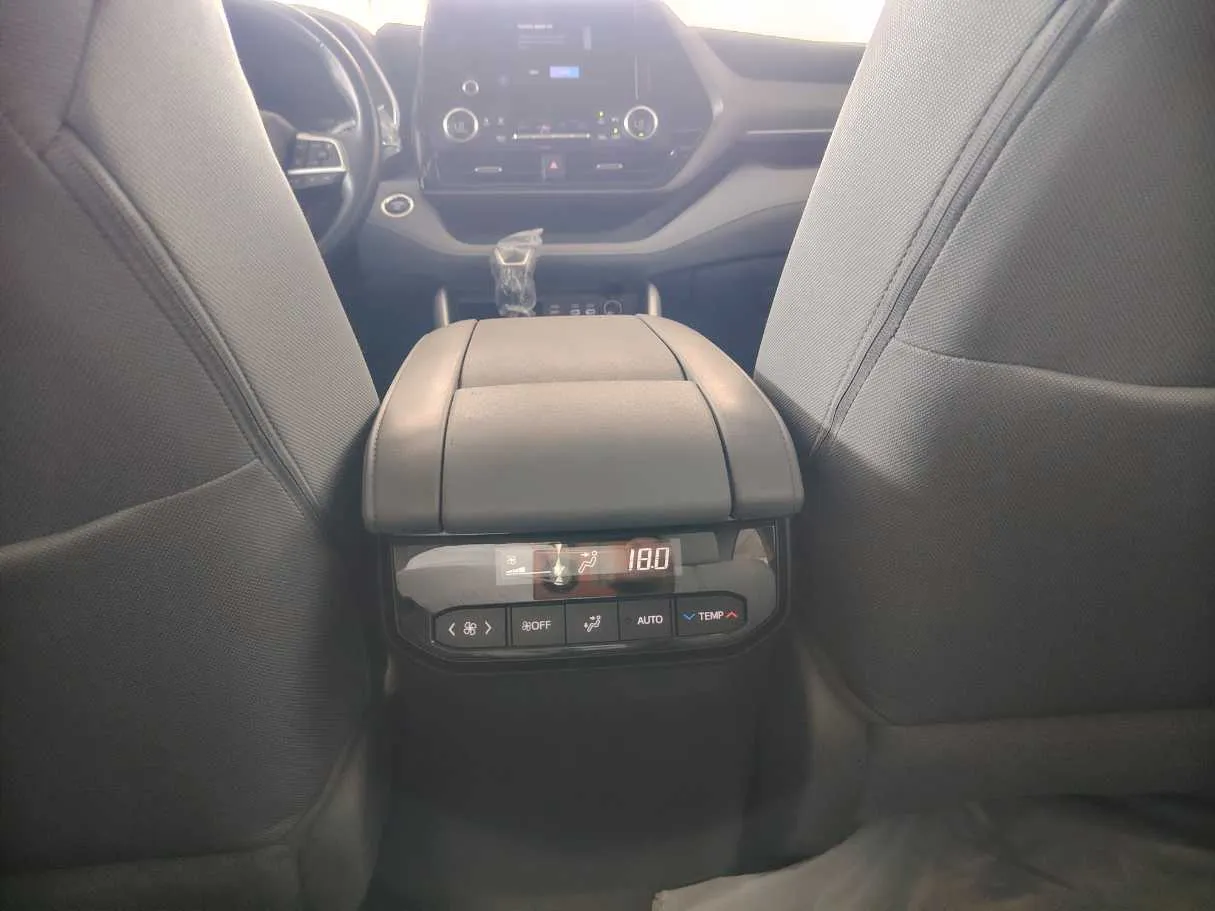 Car image 28