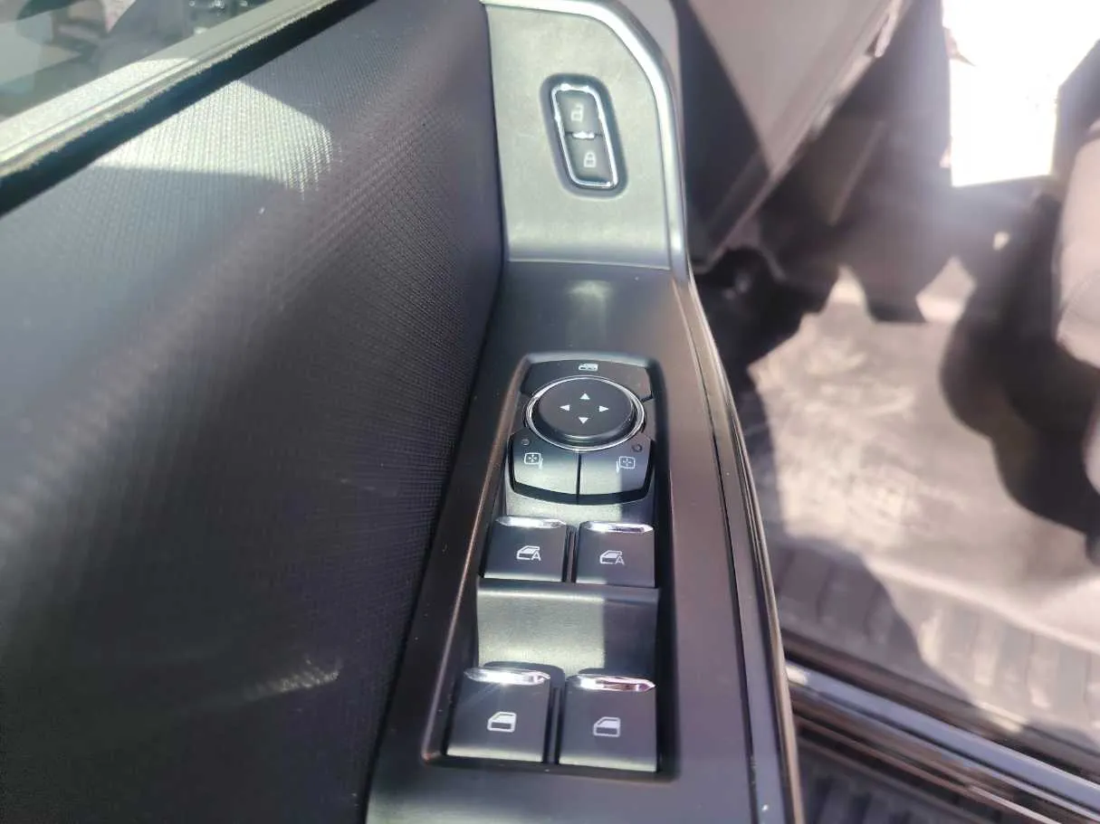 Car image 28