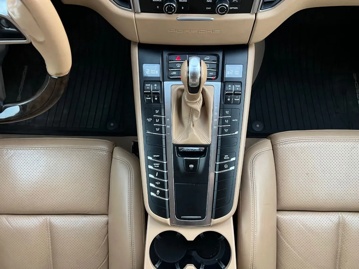 Car image 17