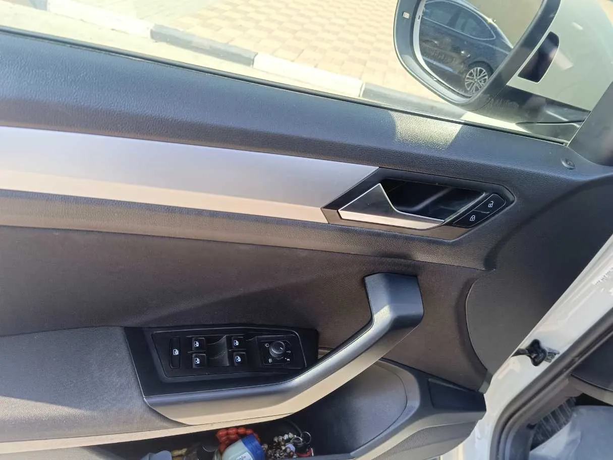 Car image 32