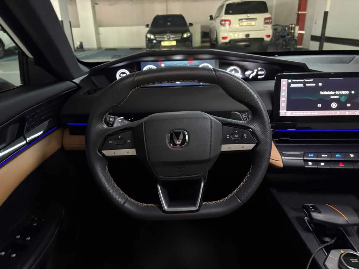 Car image 16