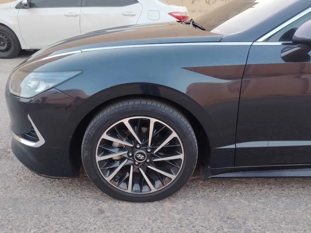 Car image 9
