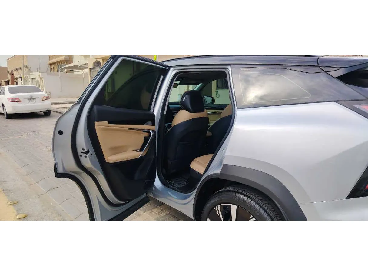 Car image 13