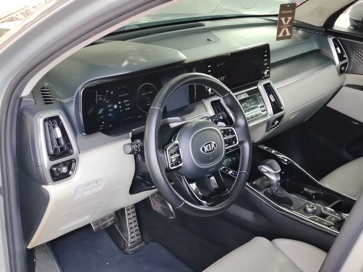 Car image 13