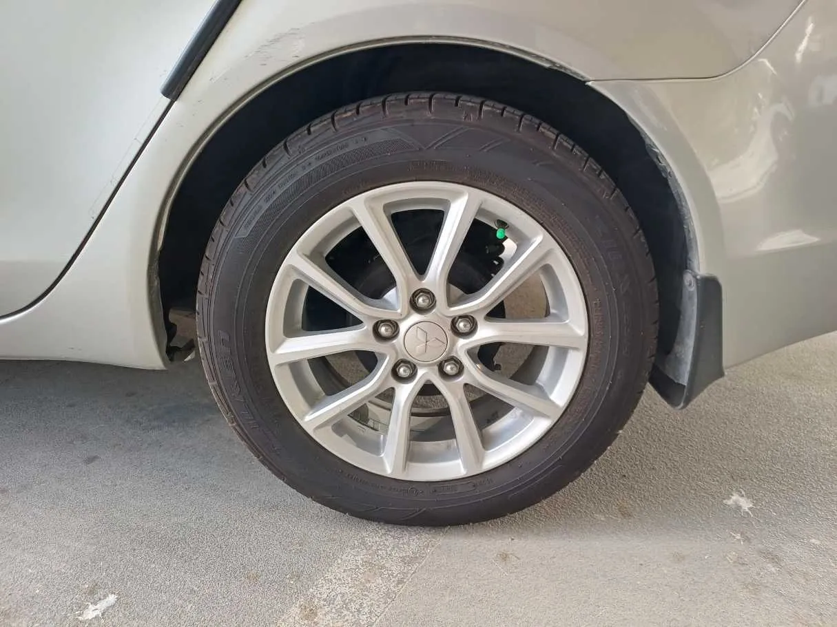 Car image 9