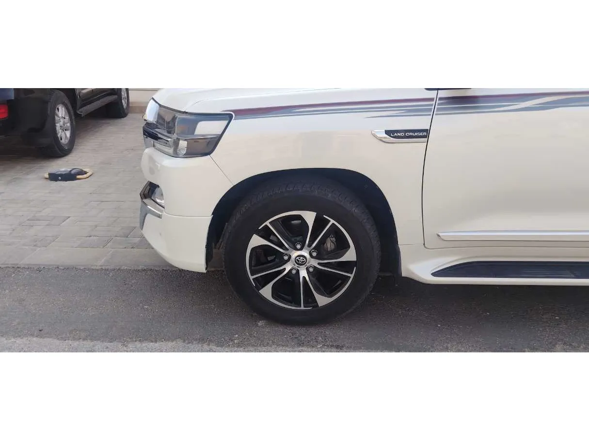 Car image 9