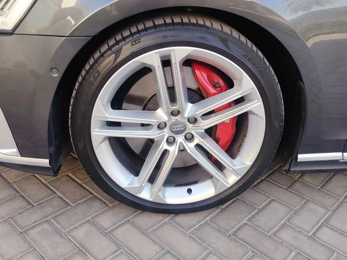 Car image 10