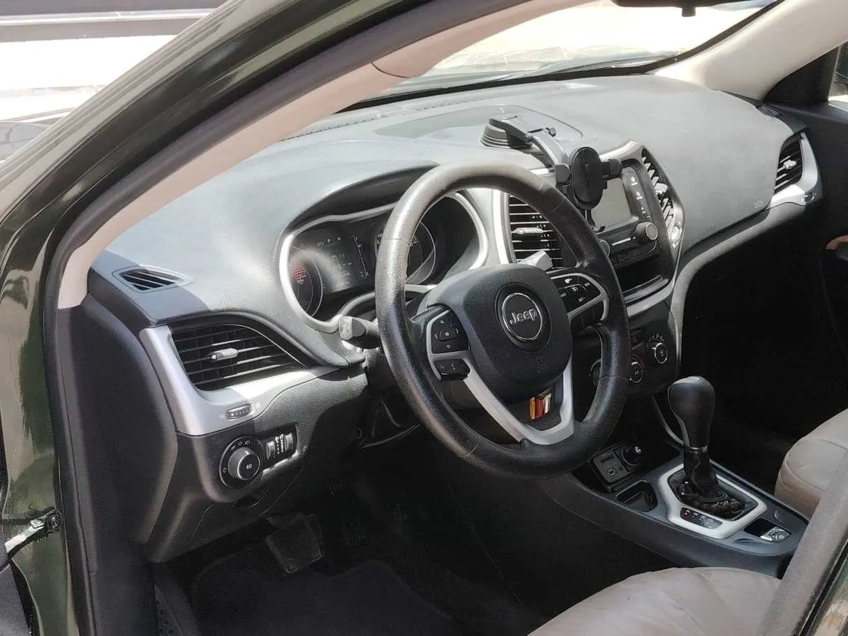 Car image 13