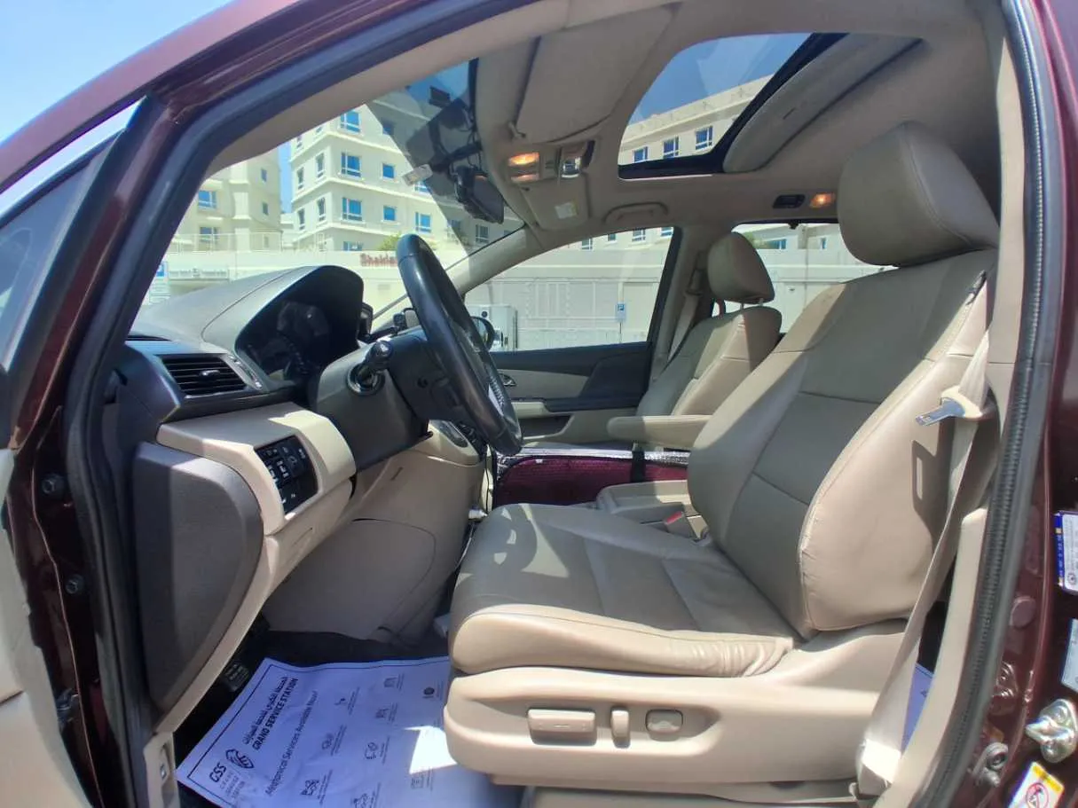 Car image 12