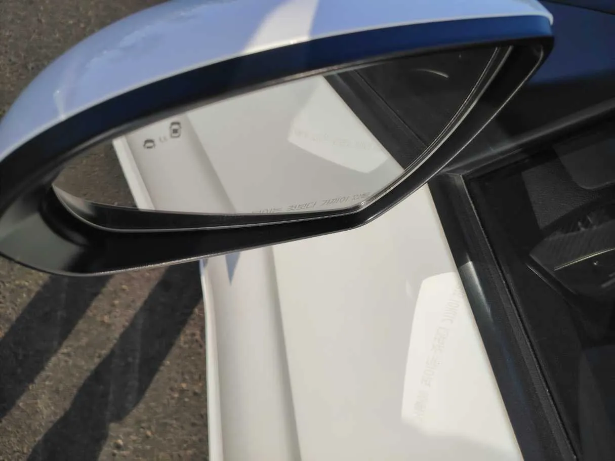 Car image 30