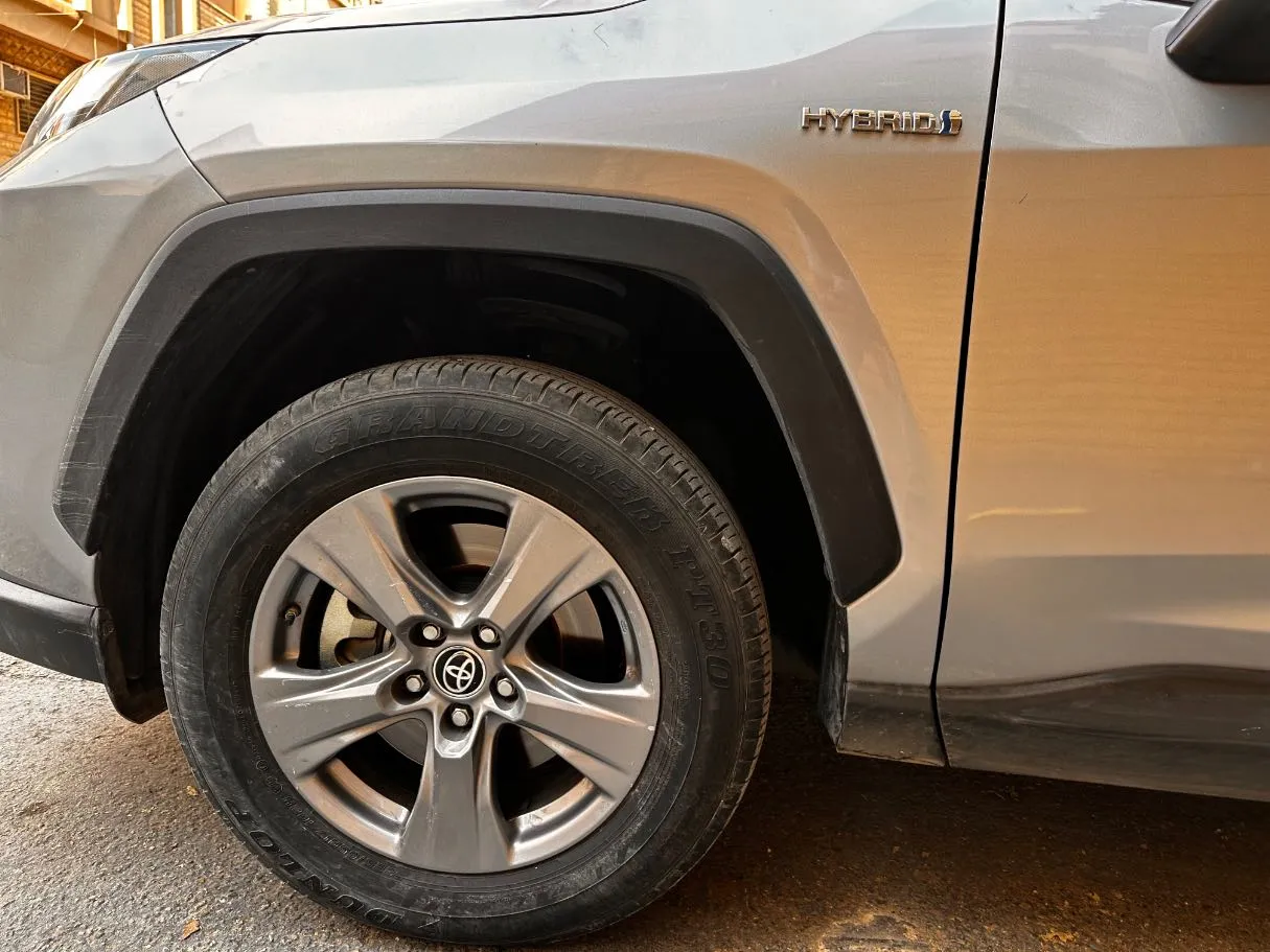 Car image 9