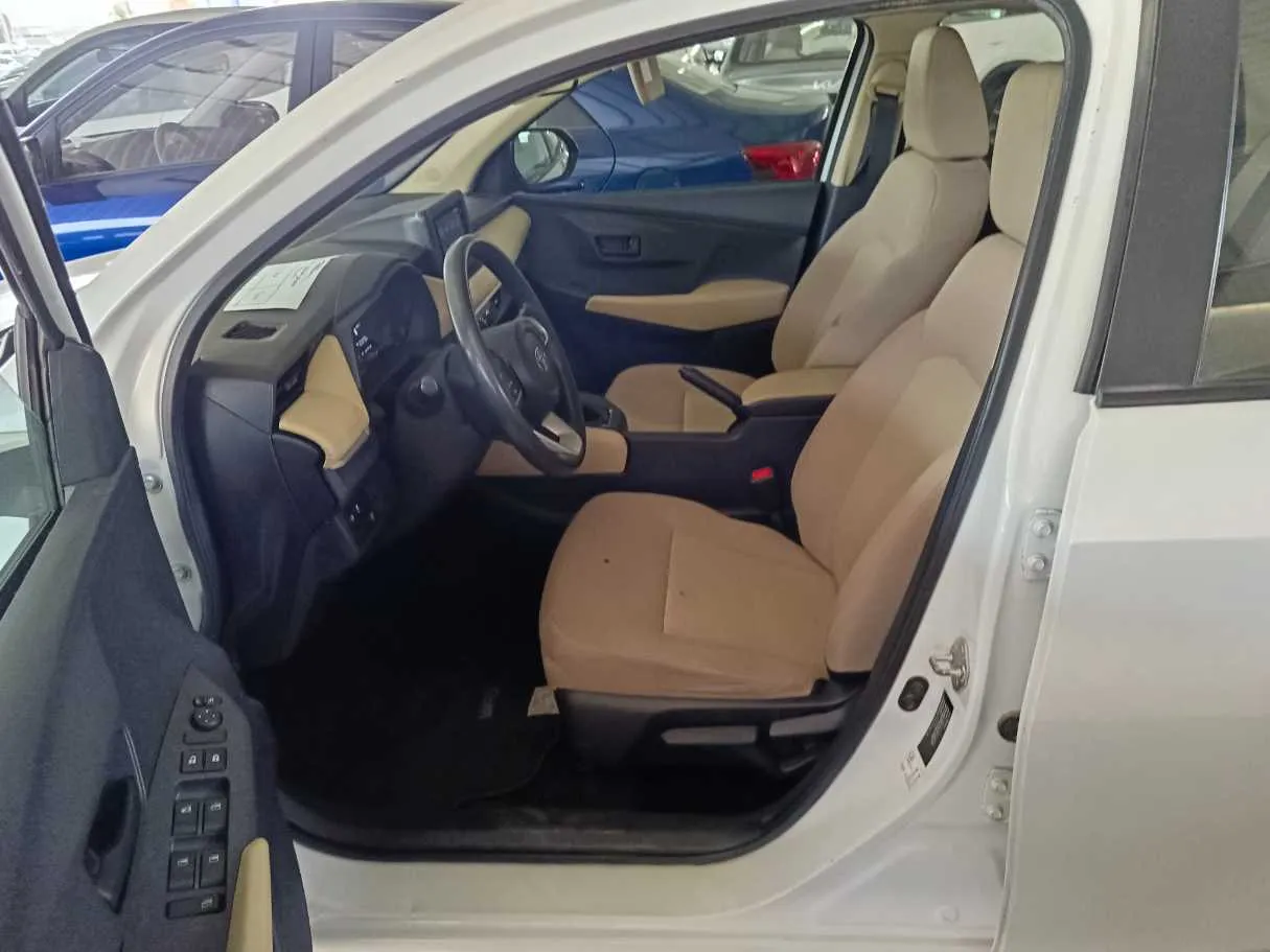 Car image 11