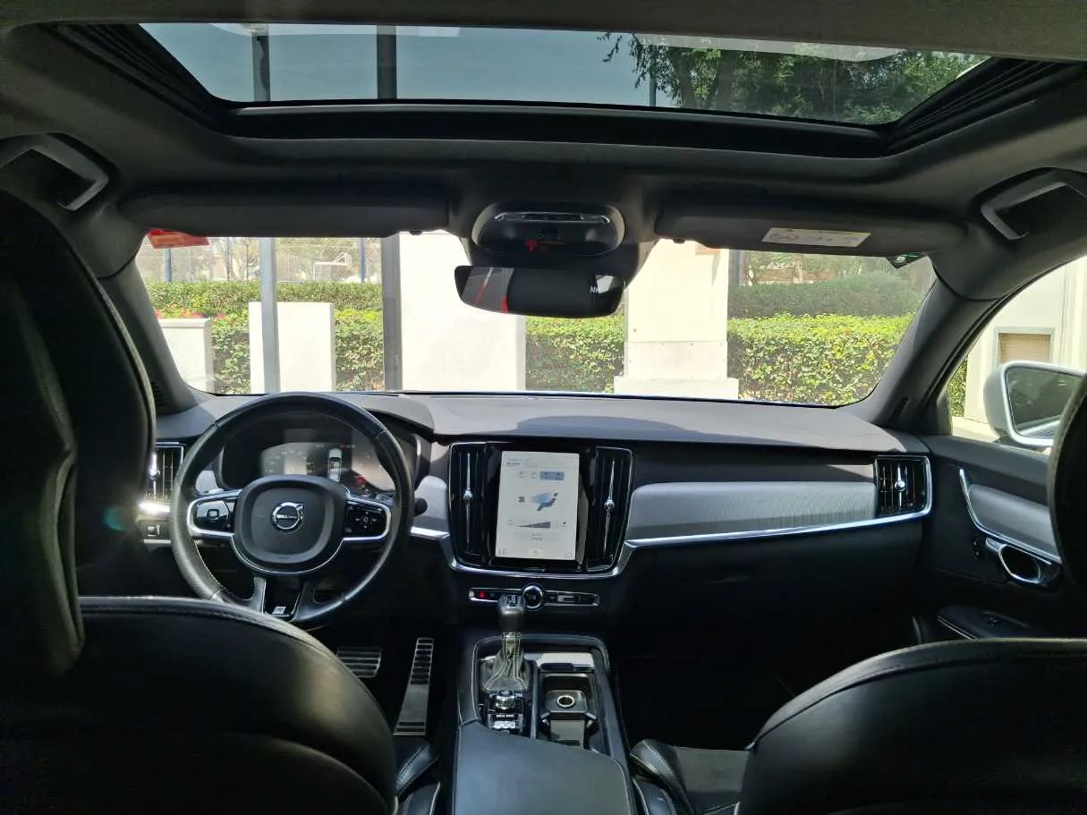 Car image 14