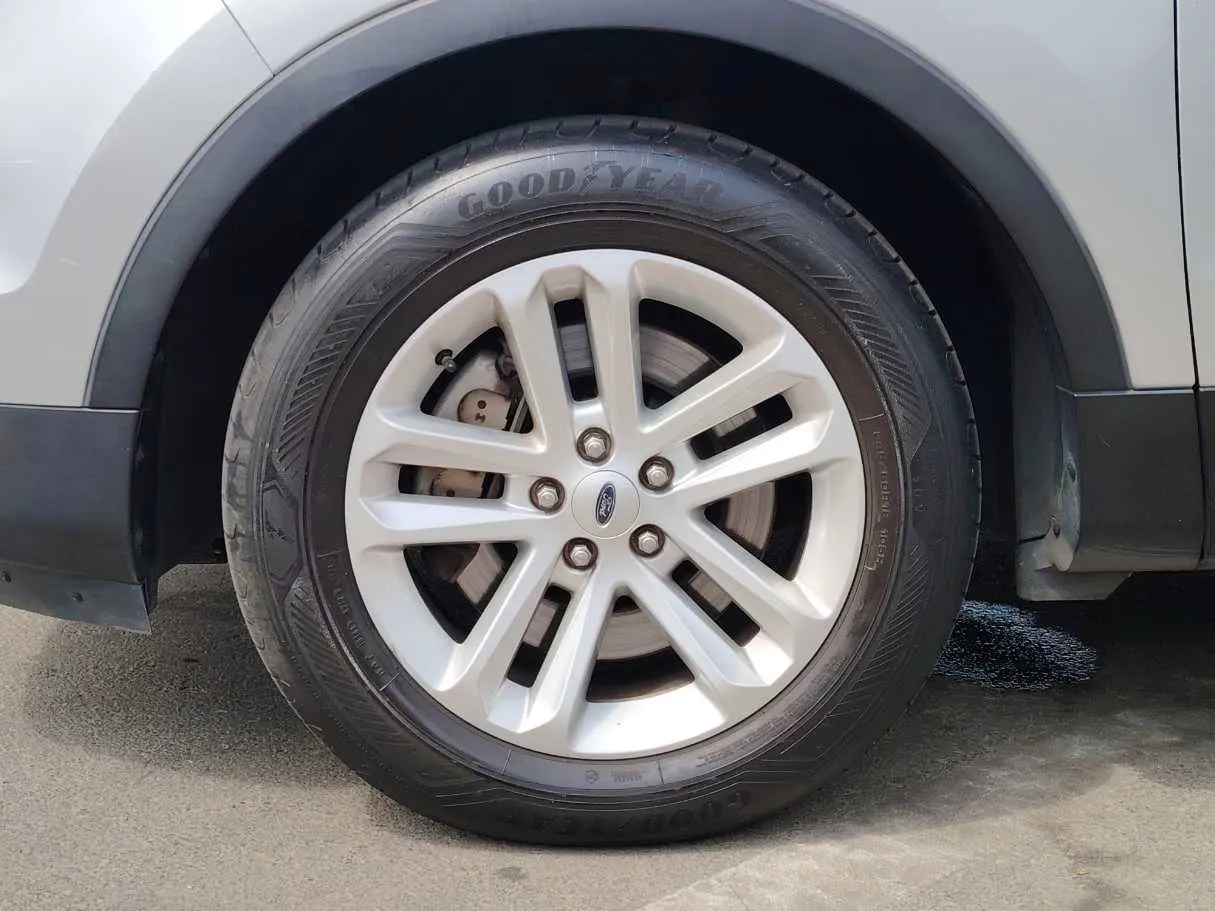 Car image 10