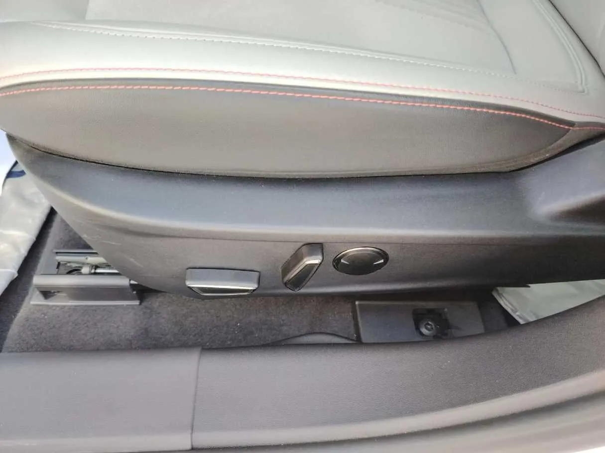 Car image 40