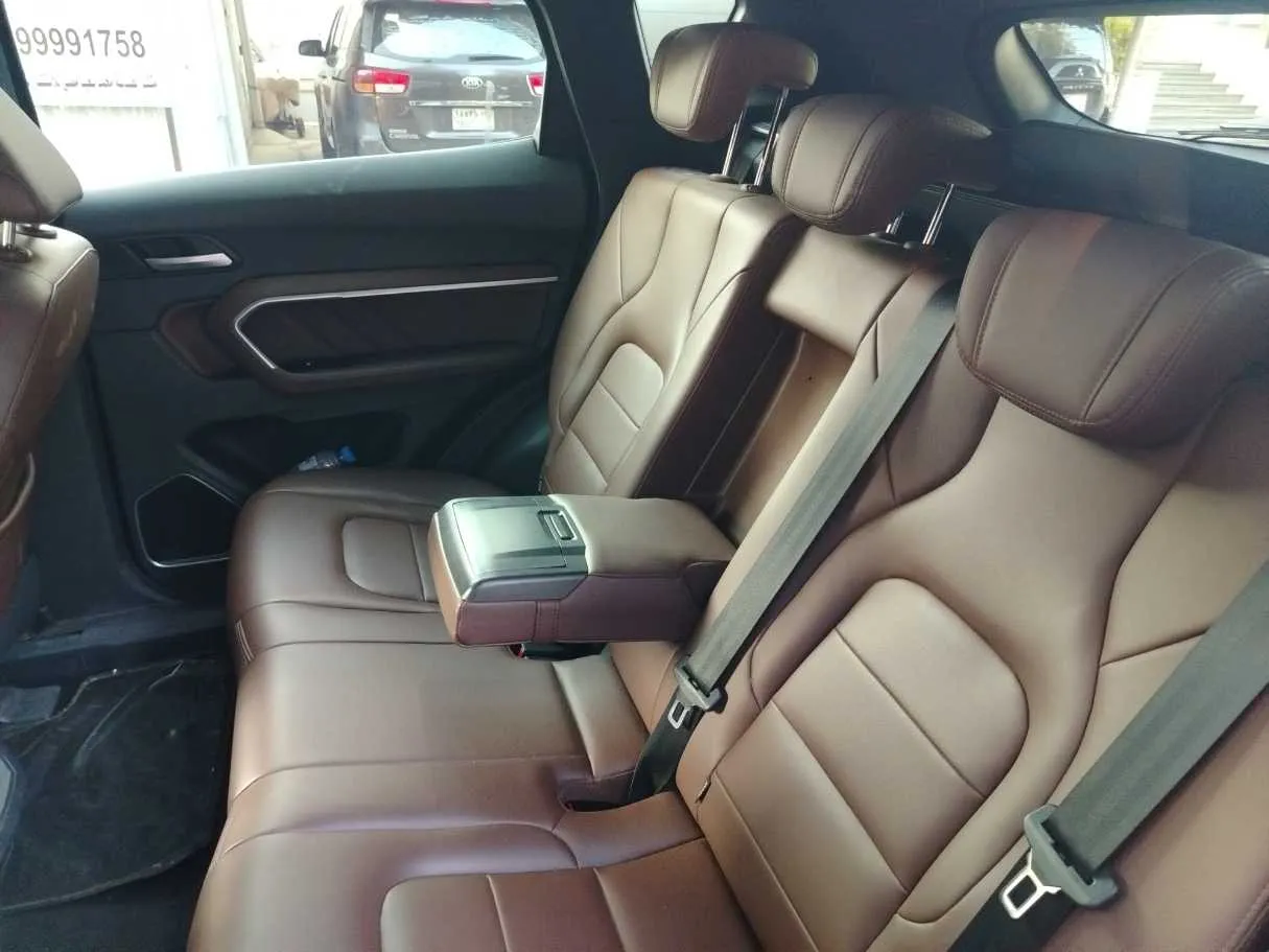 Car image 16