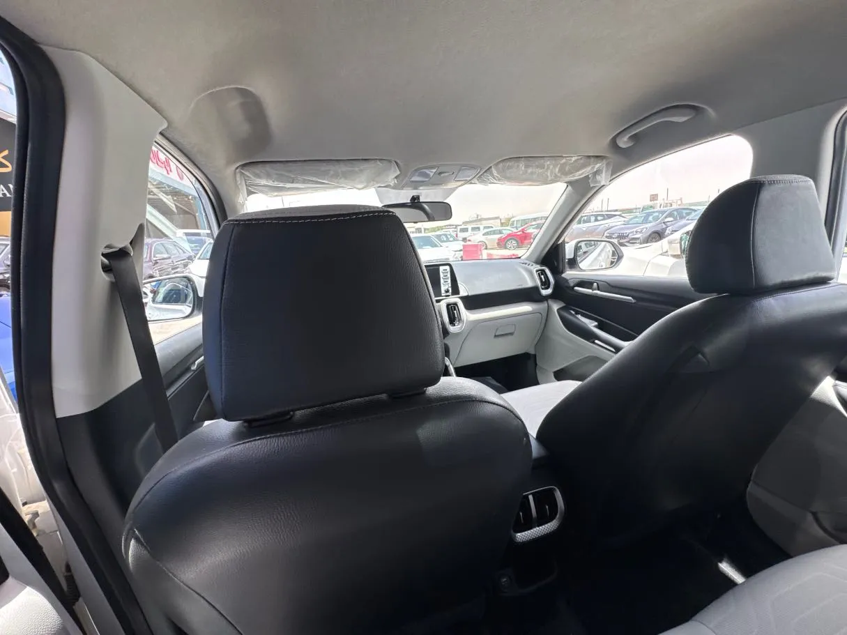 Car image 15